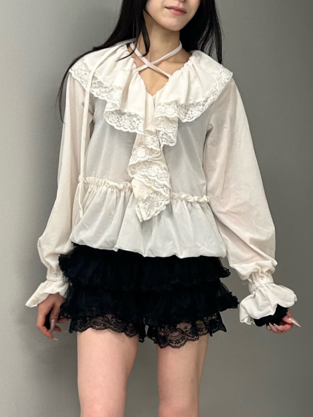 ブラック系のブーツ、ブラック系のその他パンツ、ホワイト系のシャツ/ブラウスを着用したレディースの秋コーディネートの5枚目の写真