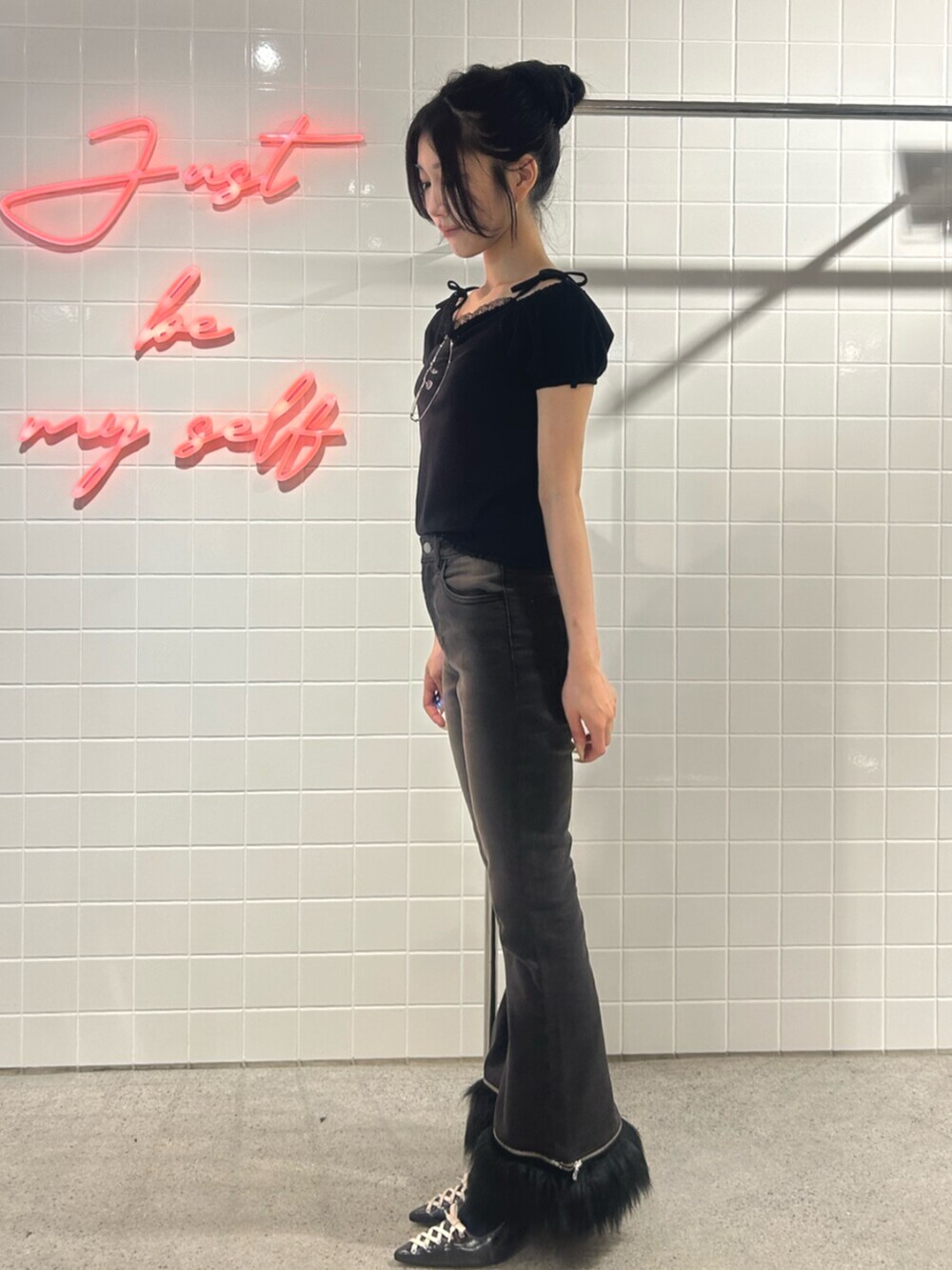 ブラック系のパンプス、ブラック系のデニムパンツ、ブラック系のTシャツ/カットソーを着用したレディースの夏コーディネートの2枚目の写真