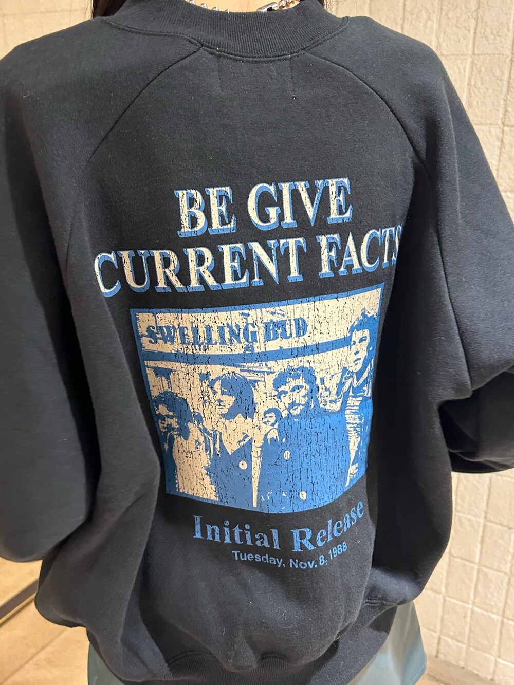 ブラック系のスウェット、ブルー系のその他パンツ、ブラック系のニットキャップ/ビーニーを着用したレディースの秋コーディネートの7枚目の写真