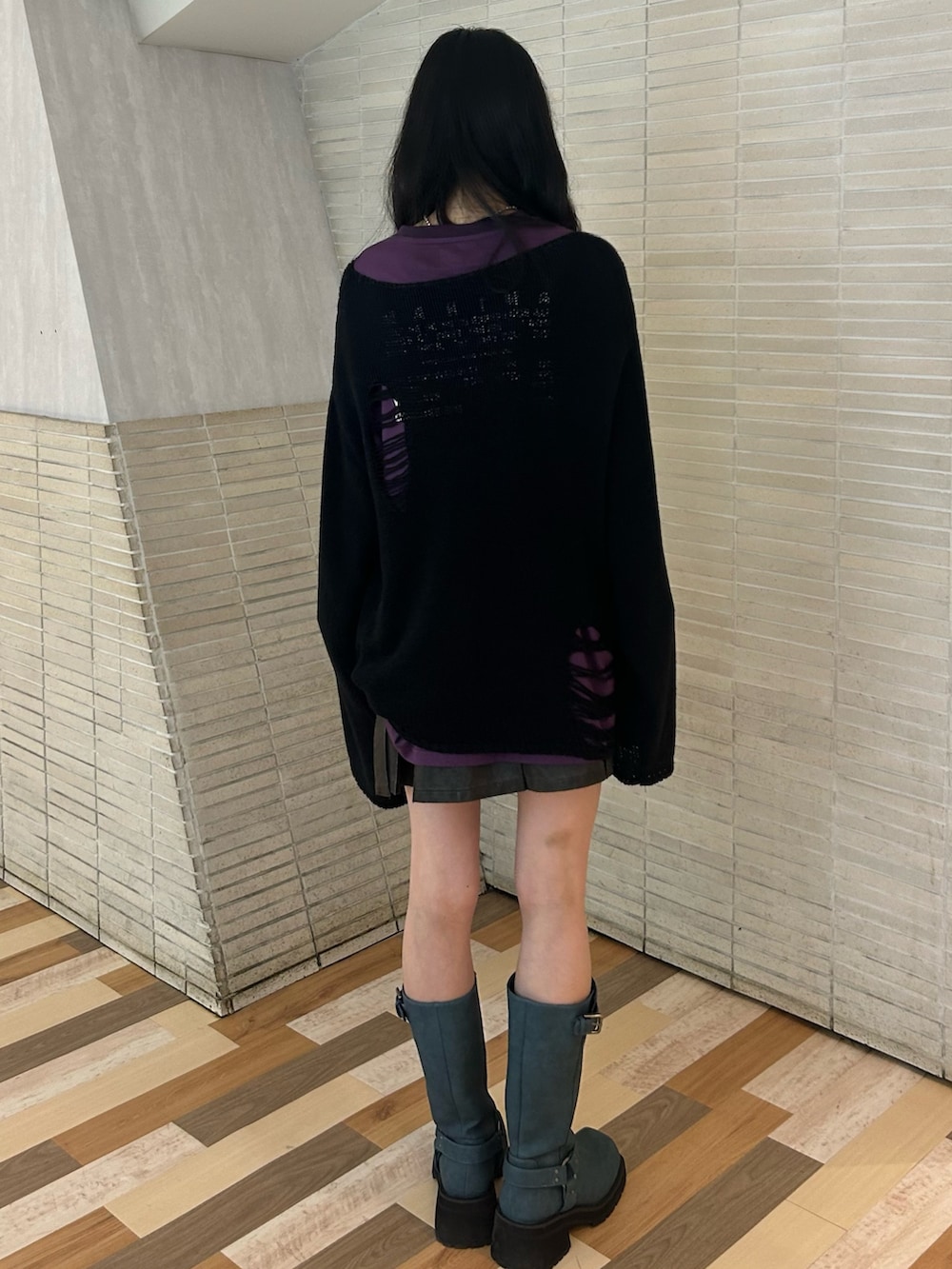 ブラック系のニット/セーター、パープル系のTシャツ/カットソー、ブラック系のスカートを着用したレディースの秋コーディネートの3枚目の写真