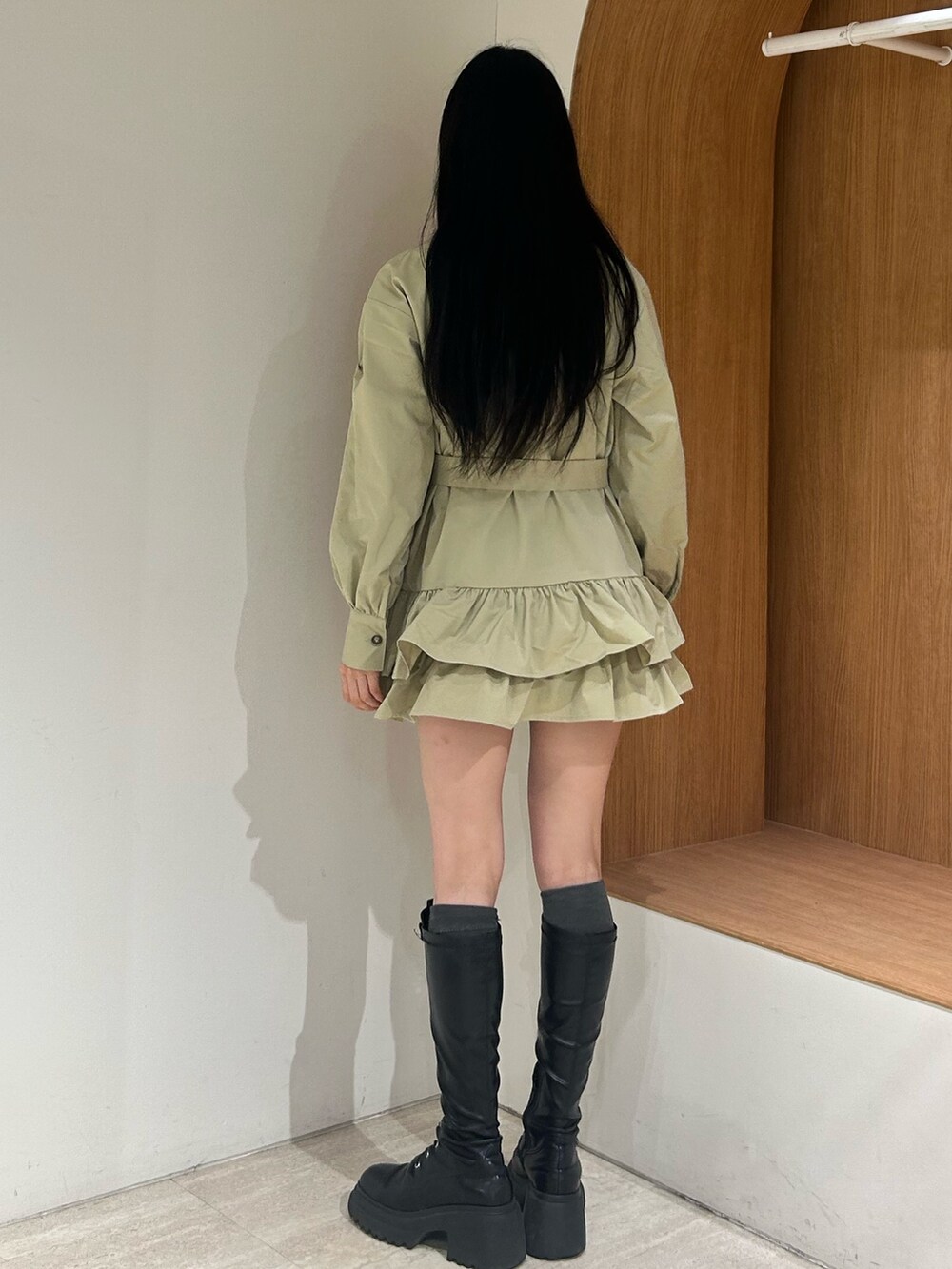 ベージュ系のワンピース、ブラック系のブーツを着用したレディースの冬コーディネートの3枚目の写真