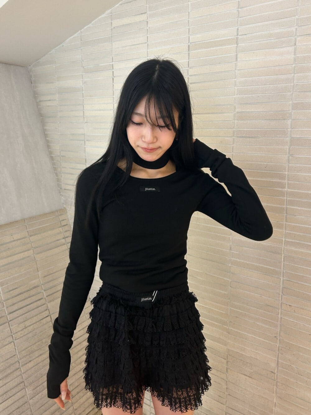 ブラック系のその他パンツ、ブラック系のニット/セーター、ブラック系のブーツを着用したレディースの冬コーディネートの4枚目の写真