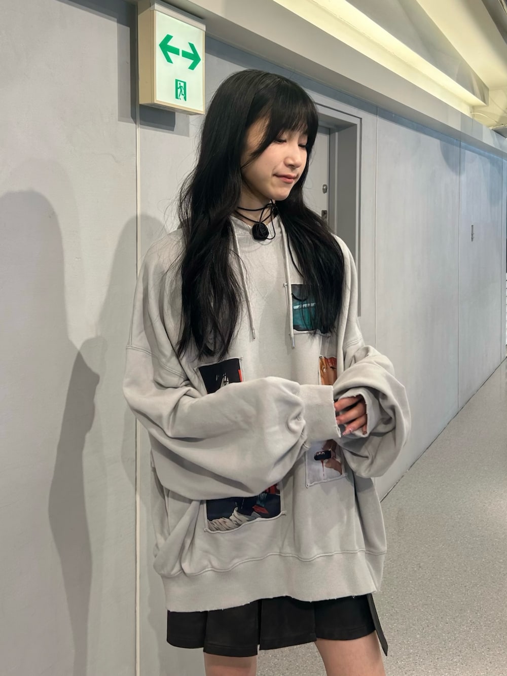 ブルー系のパーカー、ブラック系のスカート、ブルー系のブーツを着用したレディースの秋コーディネートの4枚目の写真