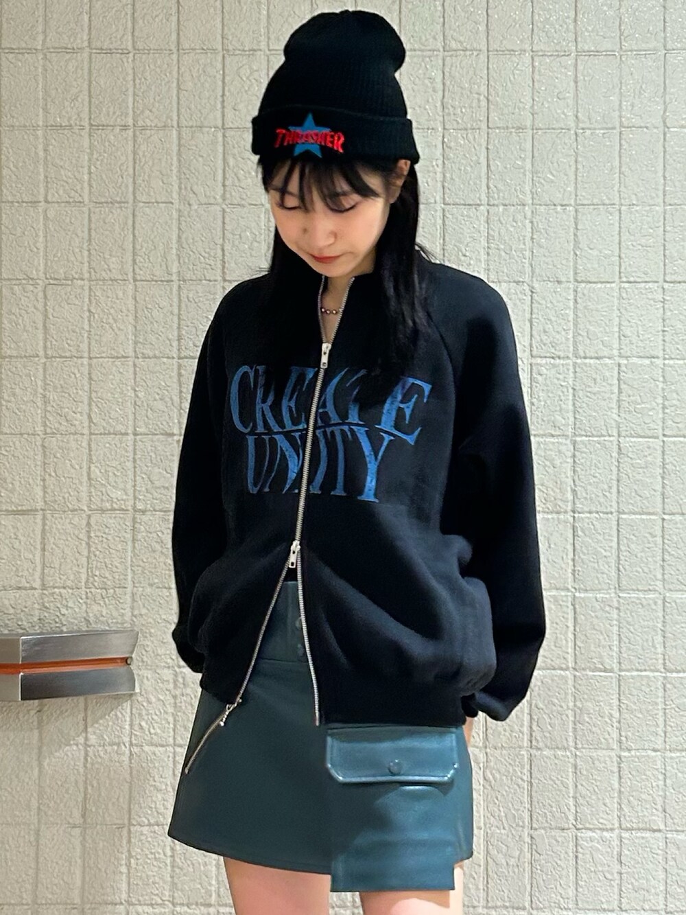 ブラック系のスウェット、ブルー系のその他パンツ、ブラック系のニットキャップ/ビーニーを着用したレディースの秋コーディネートの3枚目の写真