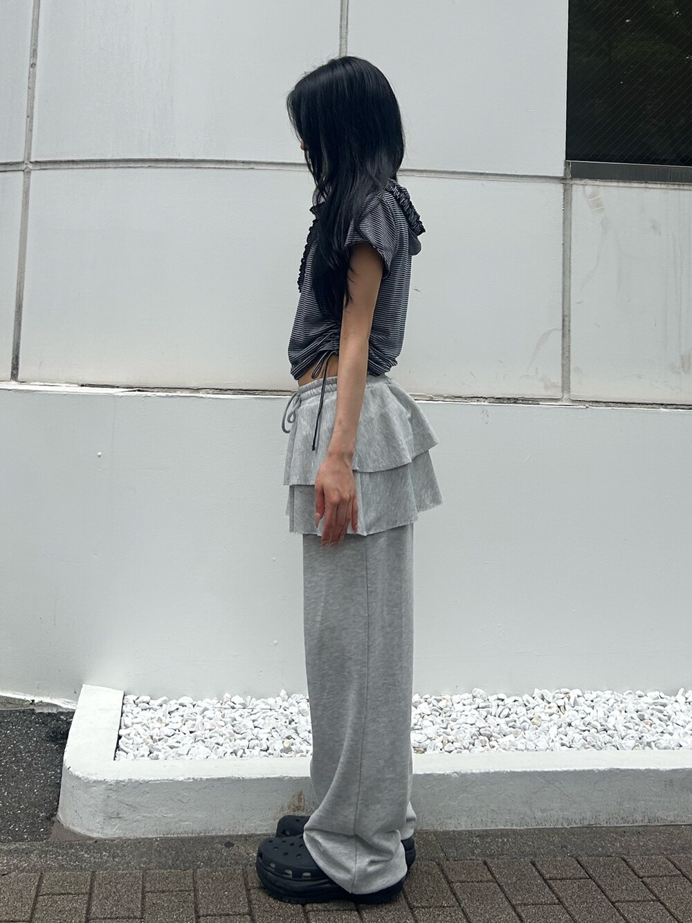 ブルー系のTシャツ/カットソー、グレー系のスウェットパンツを着用したレディースの夏コーディネートの2枚目の写真