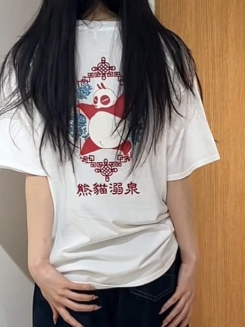ブルー系のデニムパンツ、ホワイト系のTシャツ/カットソー、ブラック系のその他シューズを着用したレディースの夏コーディネートの6枚目の写真