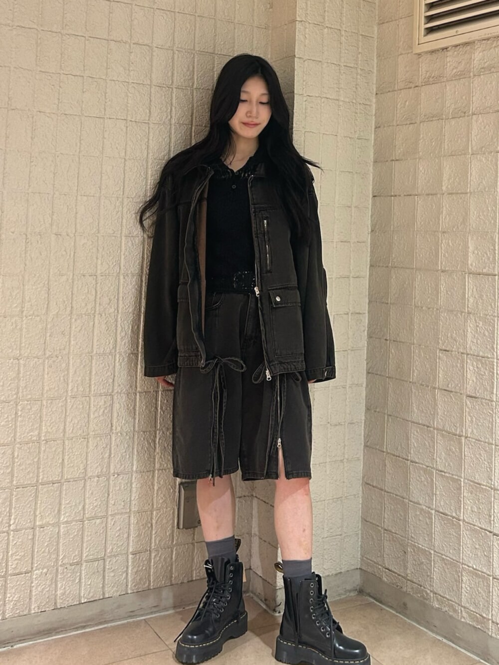 ブラック系のTシャツ/カットソー、ブラック系のデニムジャケット、ブラック系のデニムパンツを着用したレディースの秋コーディネートの4枚目の写真