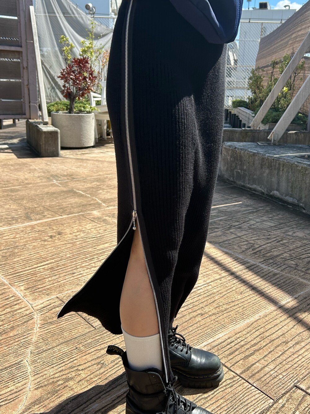 ブルー系のジャージ、ブラック系のスカートを着用したレディースの秋コーディネートの5枚目の写真