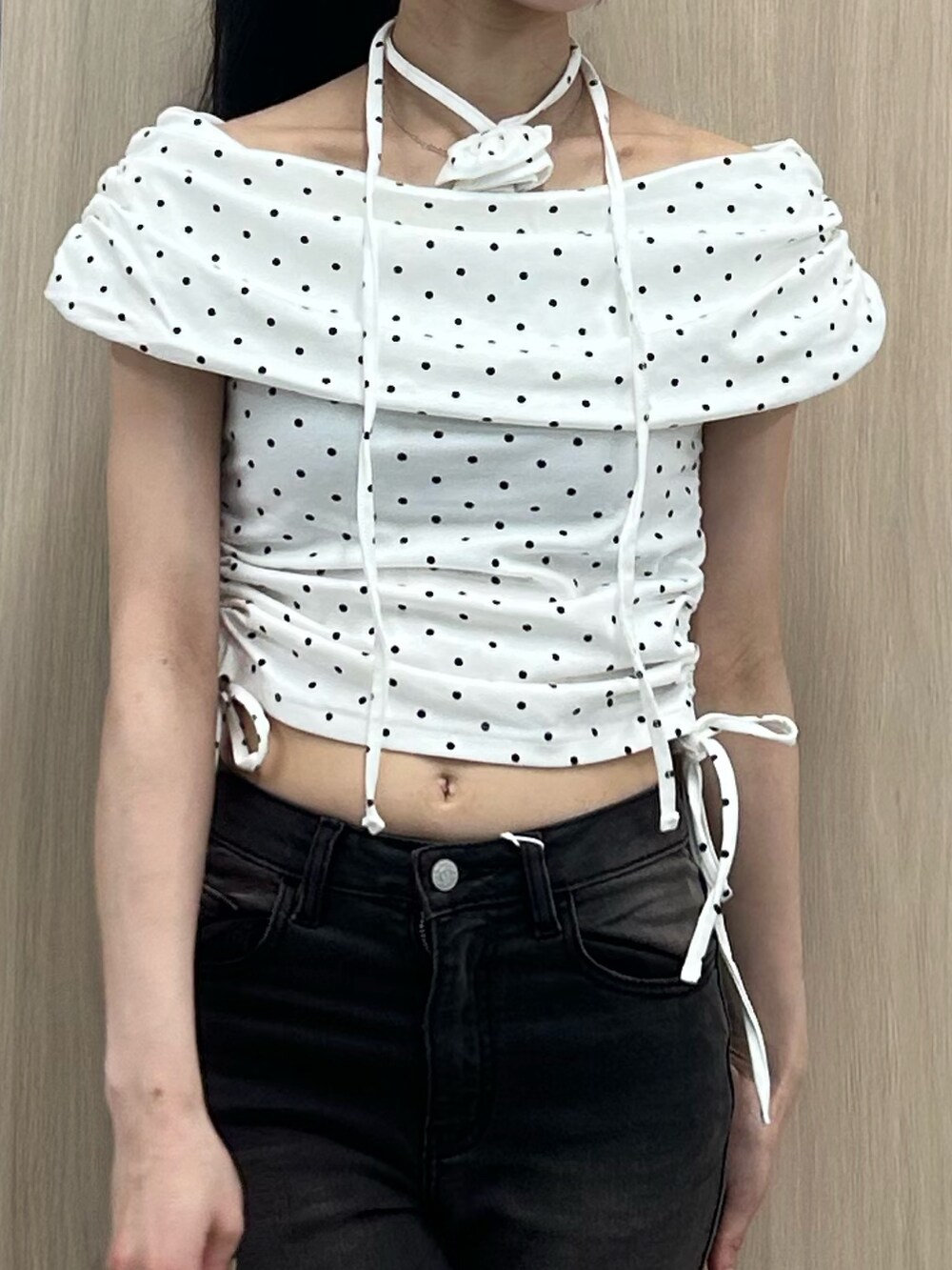 ホワイト系のTシャツ/カットソー、ブラック系のデニムパンツ、ブラック系のパンプスを着用したレディースの夏コーディネートの5枚目の写真