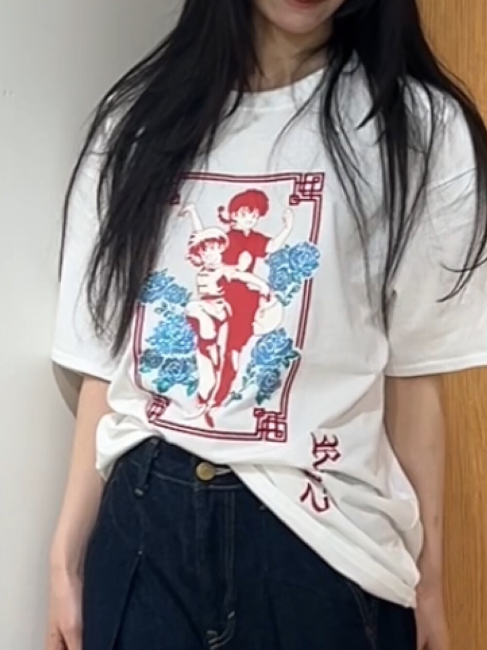 ホワイト系のTシャツ/カットソー、ブラック系のスカート、ブラック系のブーツを着用したレディースの夏コーディネートの5枚目の写真