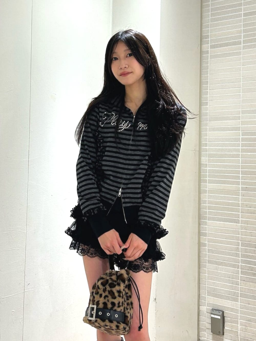 ブラック系のその他パンツ、ブラック系のパーカー、ブラック系のブーツを着用したレディースの秋コーディネートの4枚目の写真