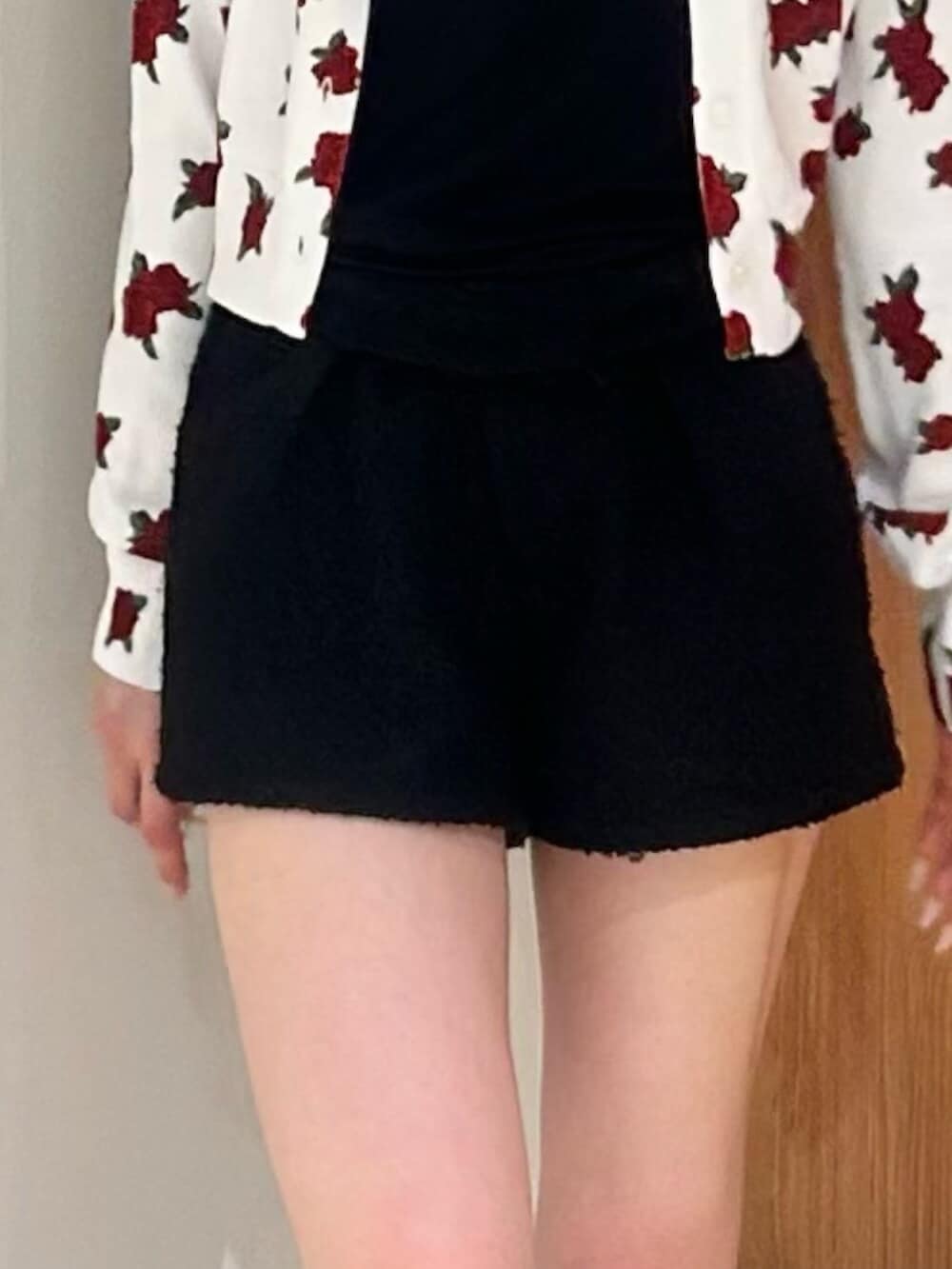 ブラック系のブーツ、ブラック系のその他パンツ、ホワイト系のカーディガン/ボレロを着用したレディースの春コーディネートの6枚目の写真