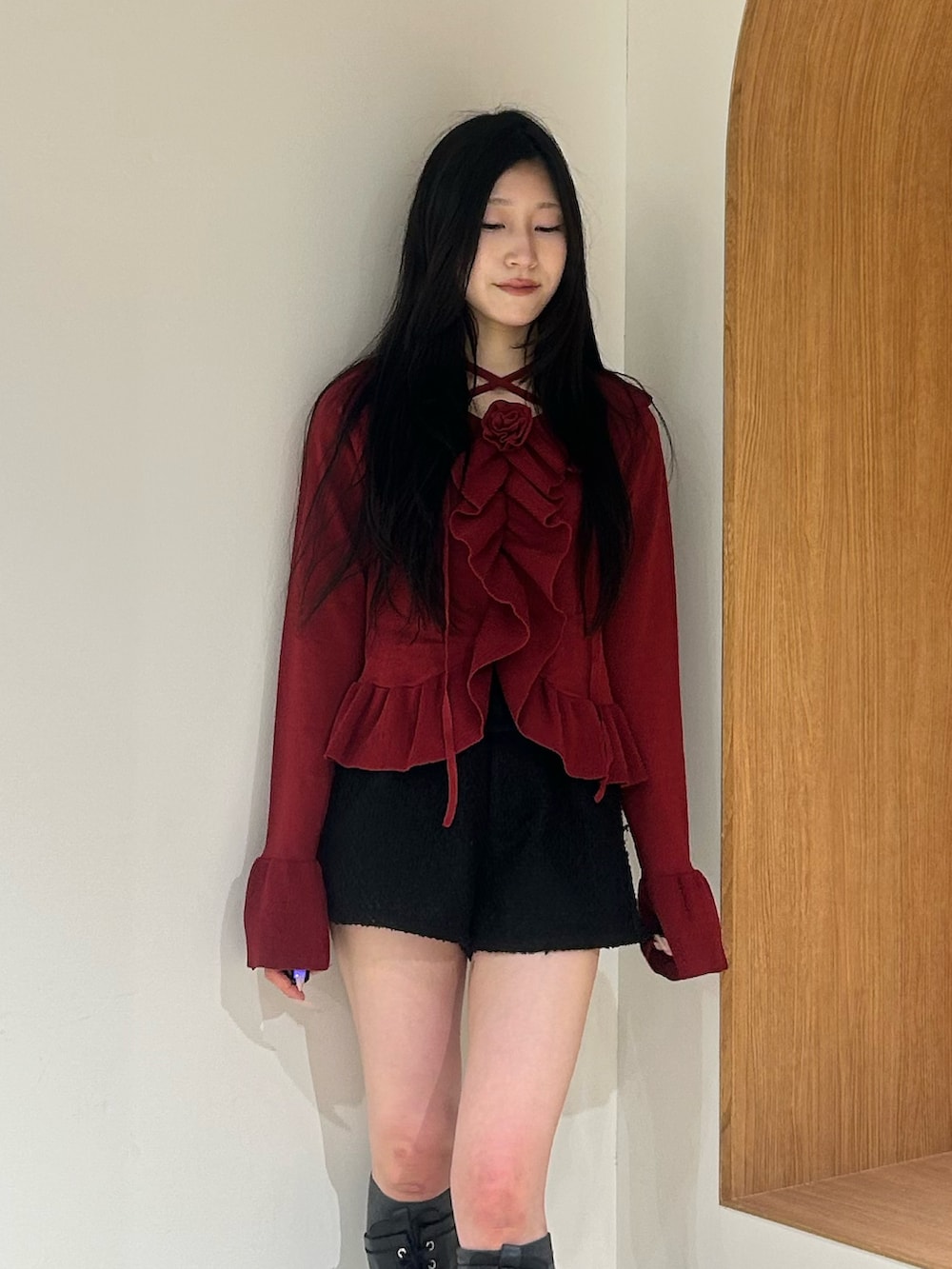 レッド系のニット/セーター、ブラック系のその他パンツ、ブラック系のブーツを着用したレディースの春コーディネートの4枚目の写真