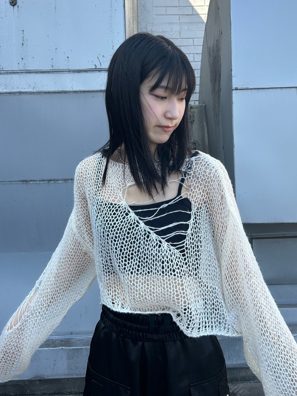 ホワイト系のニット/セーター、ブラック系のカーゴパンツを着用したレディースの秋コーディネートの3枚目の写真