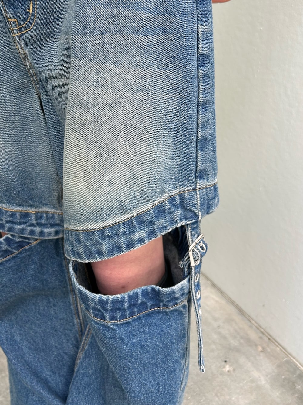 ブルー系のデニムパンツ、ブラック系のタンクトップを着用したレディースの春コーディネートの6枚目の写真