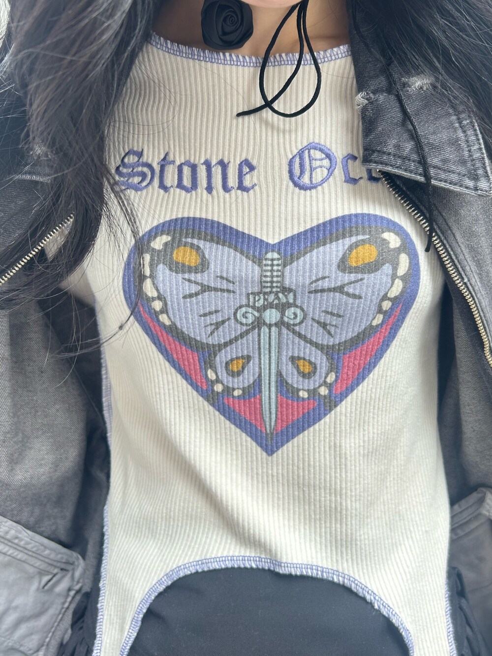 ホワイト系のTシャツ/カットソー、ブラック系のブルゾン、レッド系のハンドバッグを着用したレディースの秋コーディネートの6枚目の写真