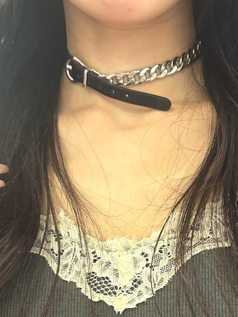 ブラック系のデニムパンツ、ピンク系のカーディガン/ボレロ、ブラック系のワンピースを着用したレディースの夏コーディネートの5枚目の写真