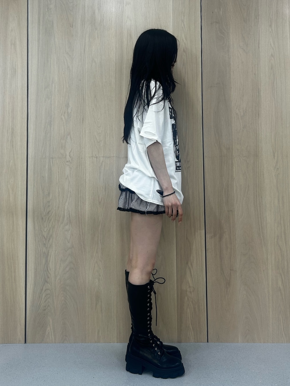 ホワイト系のTシャツ/カットソー、その他のスカート、ブラック系のブーツを着用したレディースの春コーディネートの2枚目の写真