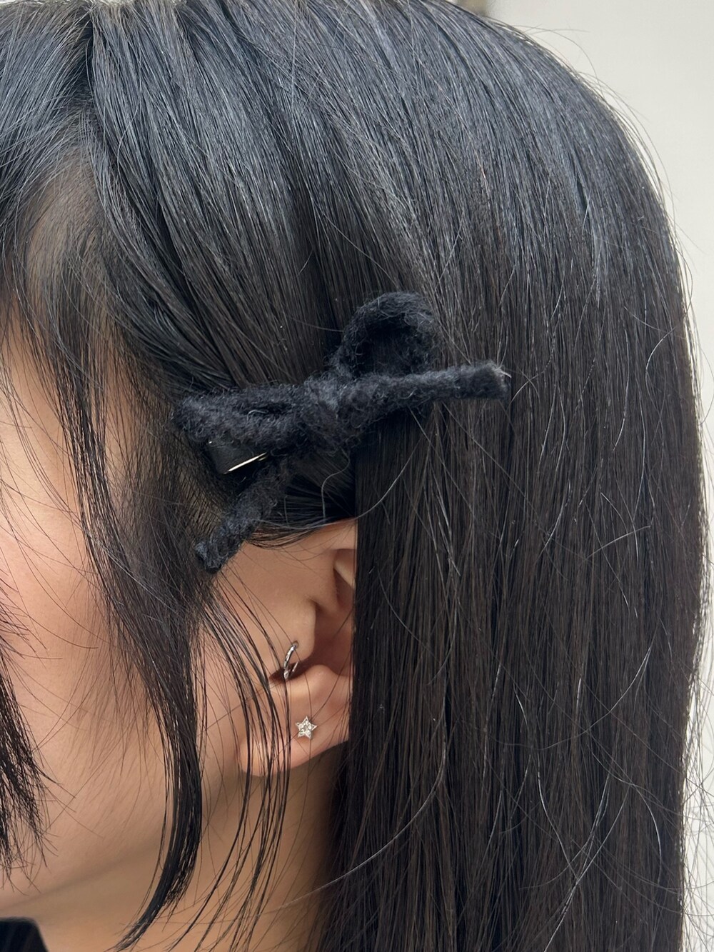 レッド系のニット/セーター、ブラック系のスカート、ブラック系のチョーカーを着用したレディースの秋コーディネートの10枚目の写真