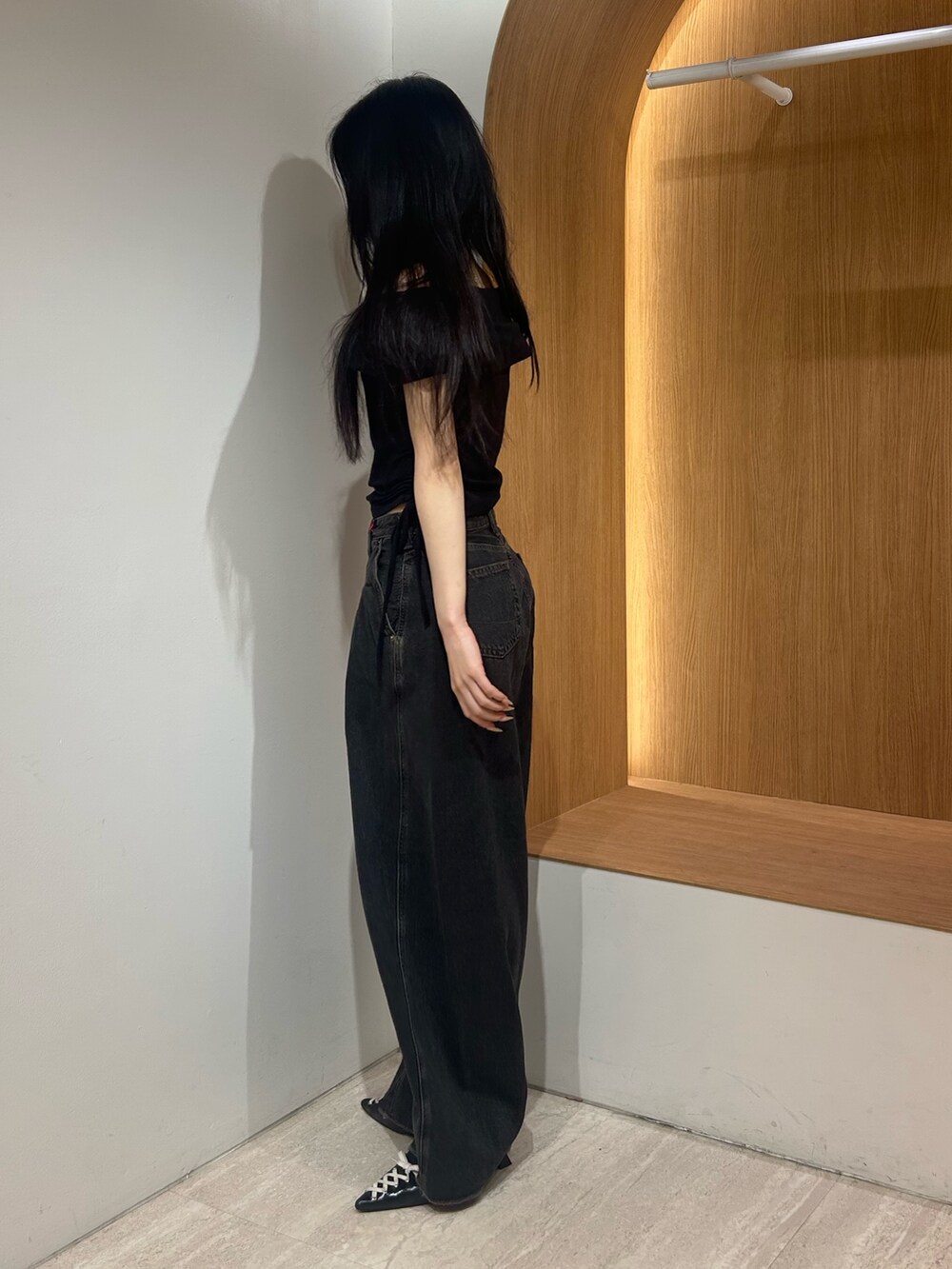 ブラック系のTシャツ/カットソー、ブラック系のデニムパンツ、ブラック系のパンプスを着用したレディースの秋コーディネートの2枚目の写真