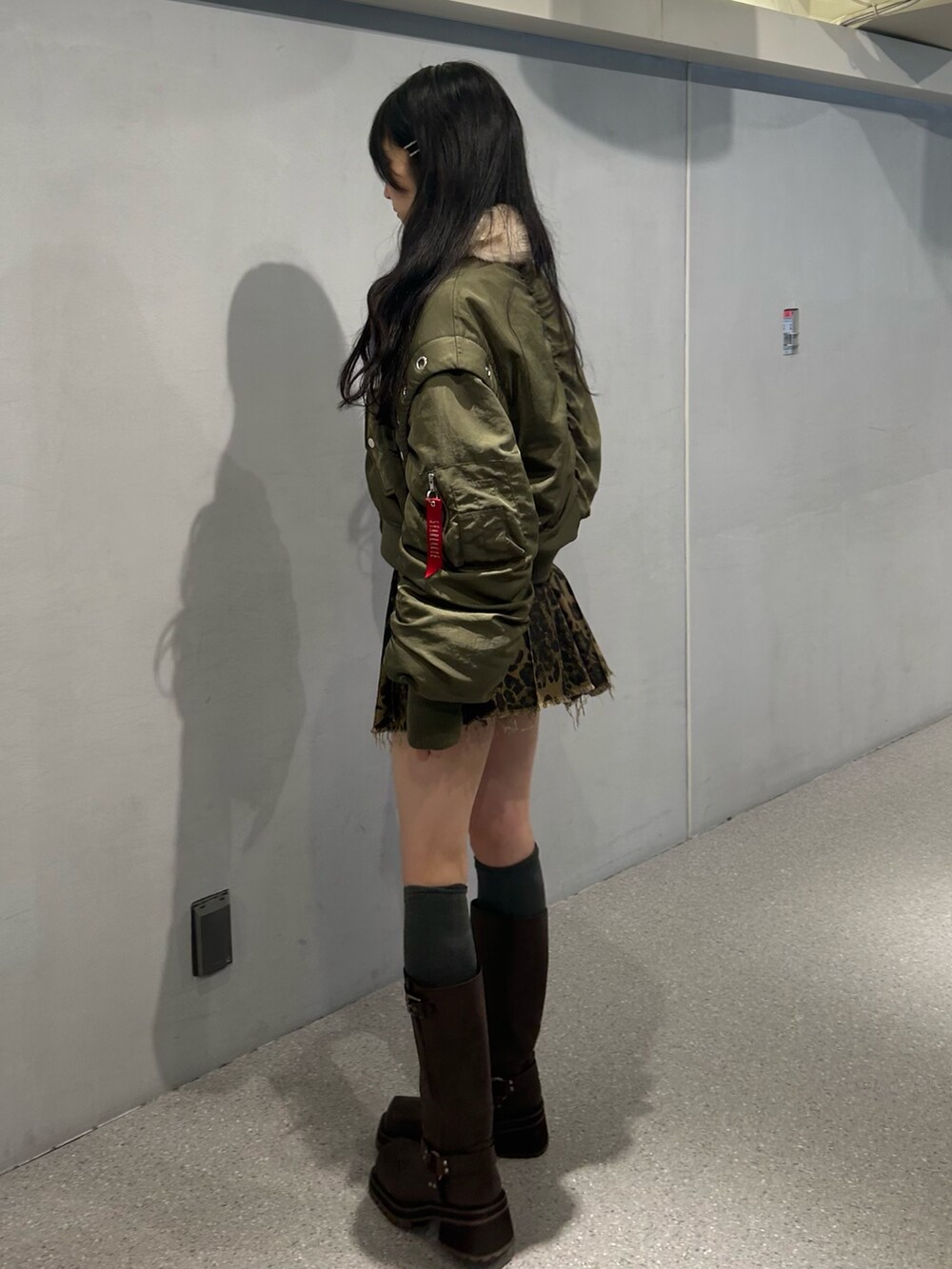 グリーン系のMA-1、ブラウン系のその他パンツ、ブルー系のブーツを着用したレディースの秋コーディネートの3枚目の写真