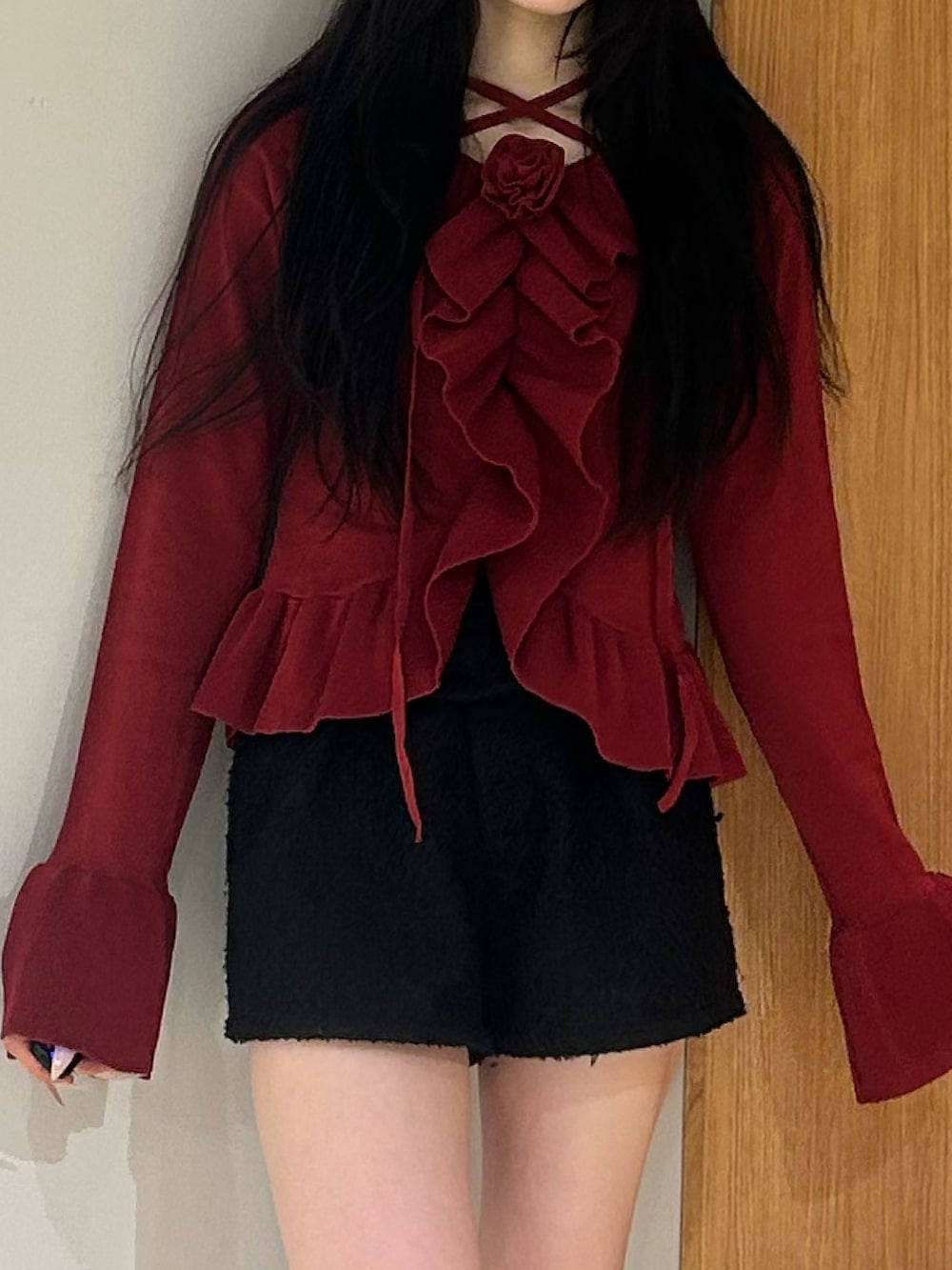 レッド系のニット/セーター、ブラック系のその他パンツ、ブラック系のブーツを着用したレディースの春コーディネートの5枚目の写真