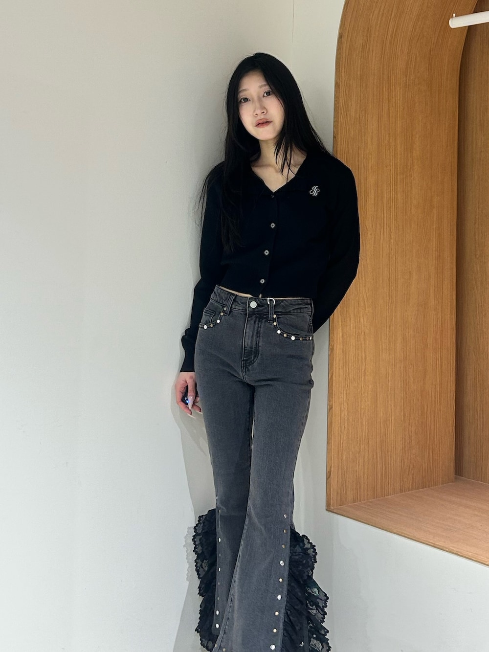 ブラック系のカーディガン/ボレロ、ブラック系のデニムパンツ、ブラック系のパンプスを着用したレディースの春コーディネートの3枚目の写真