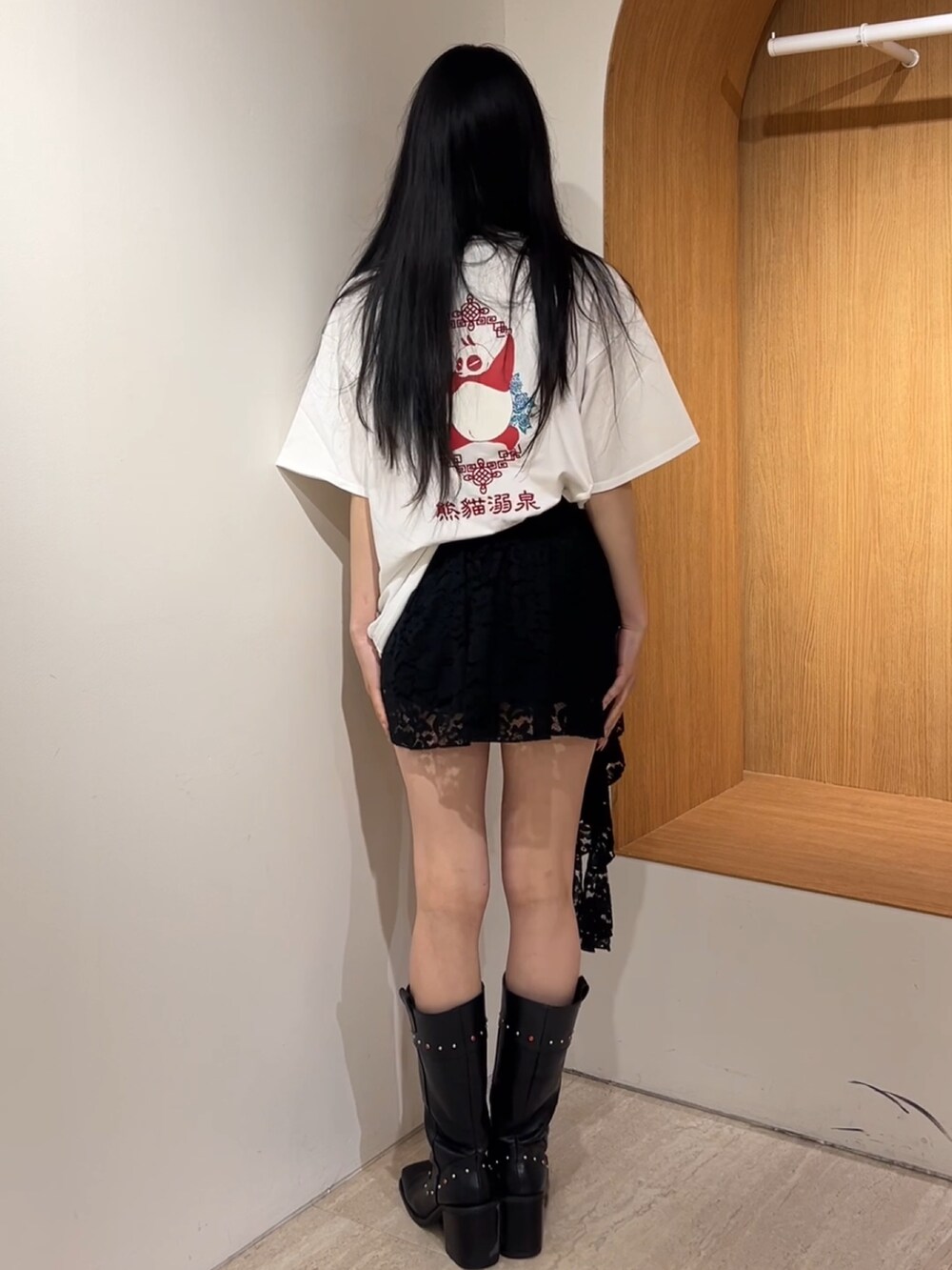ホワイト系のTシャツ/カットソー、ブラック系のスカート、ブラック系のブーツを着用したレディースの夏コーディネートの3枚目の写真