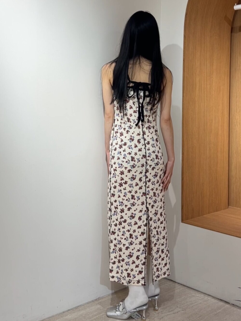 シルバー系のパンプス、ホワイト系のワンピースを着用したレディースの夏コーディネートの3枚目の写真