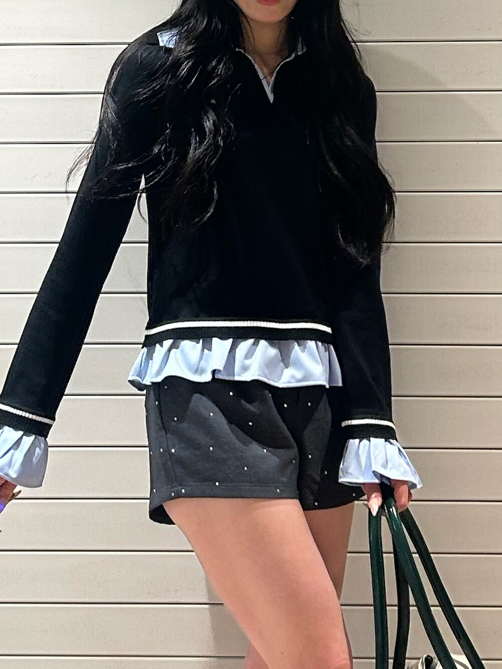 グレー系のその他パンツ、ブラック系のニット/セーター、ホワイト系のボストンバッグを着用したレディースの秋コーディネートの5枚目の写真