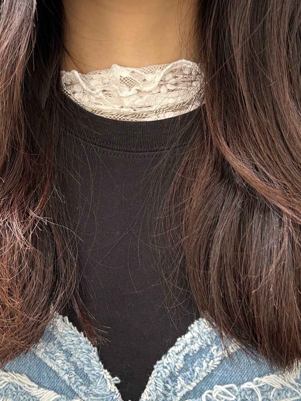 ブラック系のTシャツ/カットソー、ブラック系のデニムパンツ、ホワイト系のTシャツ/カットソーを着用したレディースの夏コーディネートの4枚目の写真