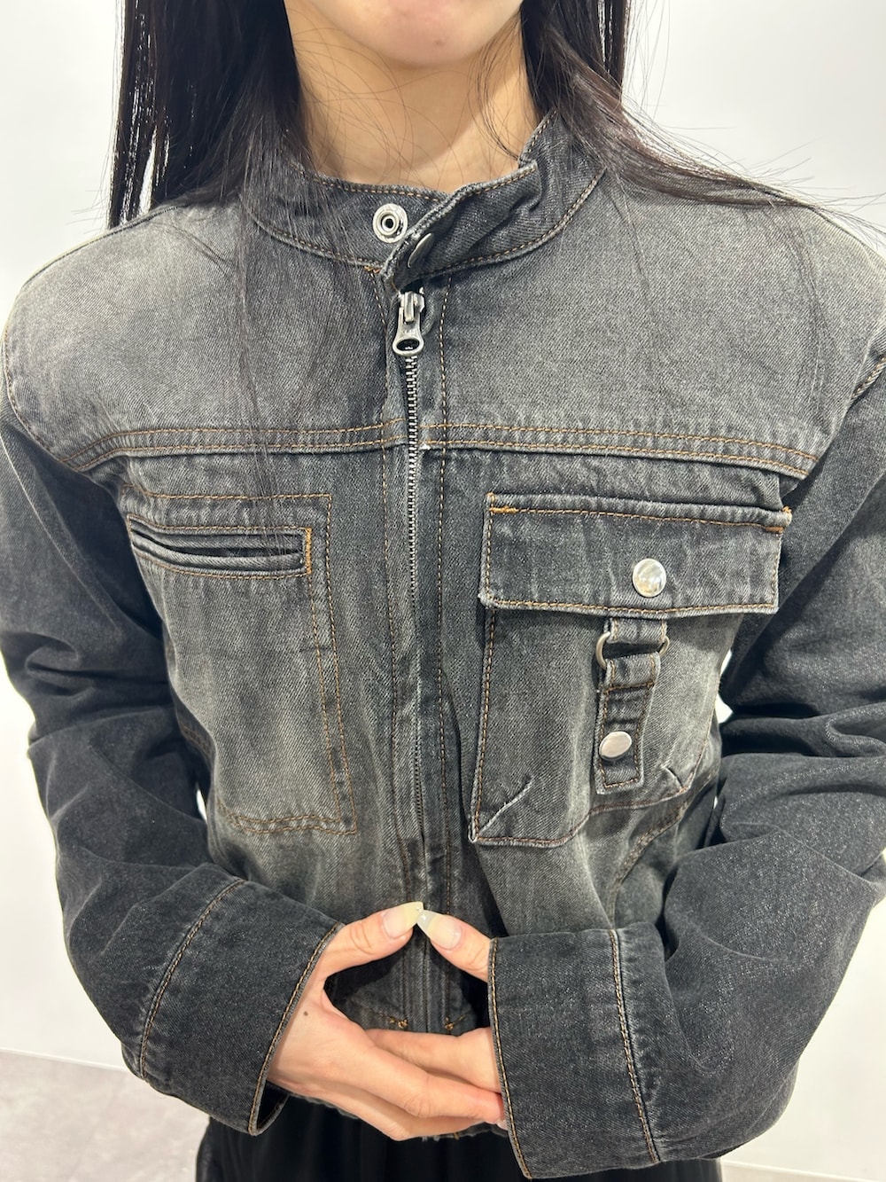 ブラック系のデニムジャケット、ブラック系のスカートを着用したレディースの冬コーディネートの4枚目の写真