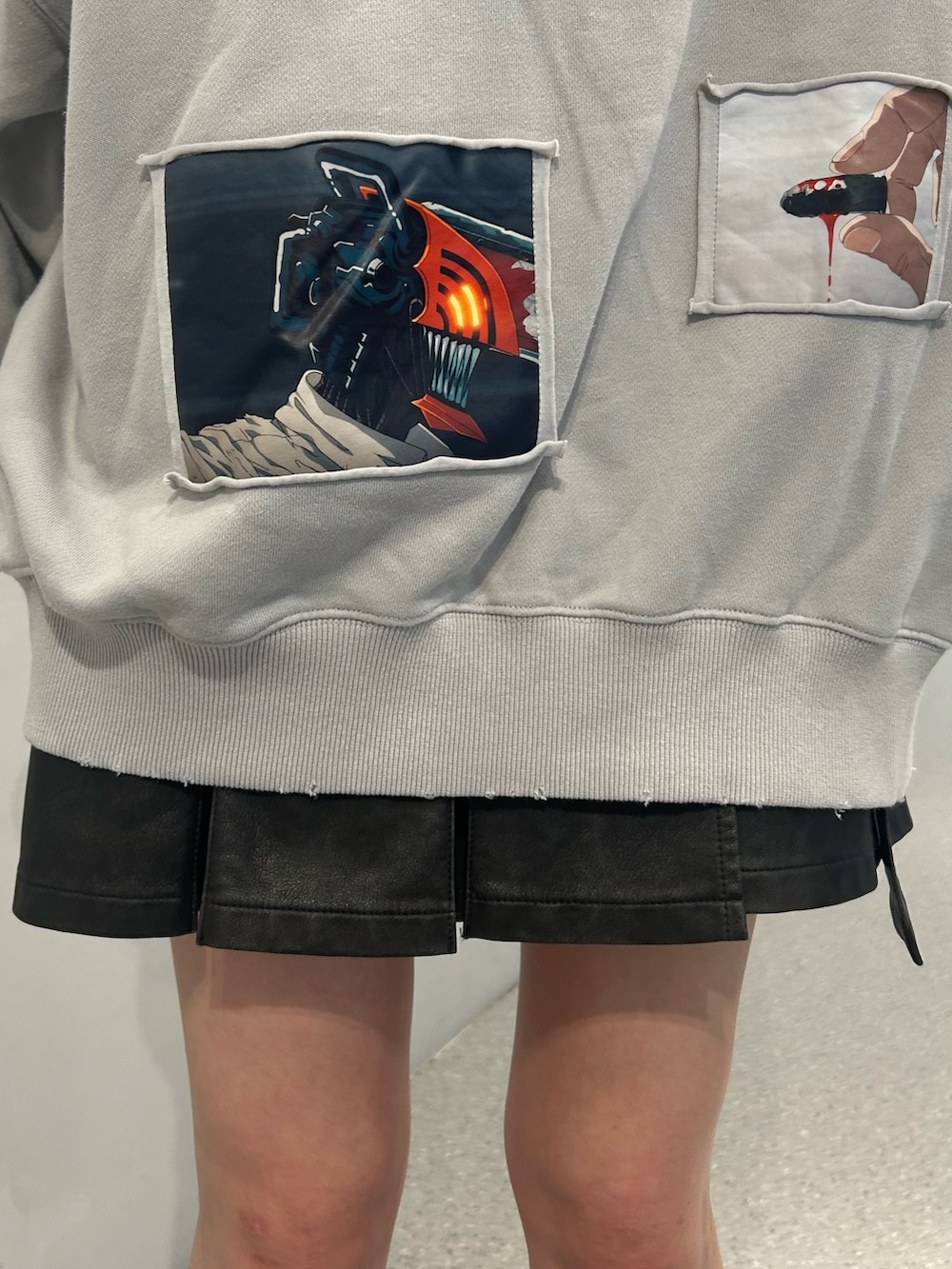 ブルー系のパーカー、ブラック系のスカート、ブルー系のブーツを着用したレディースの秋コーディネートの7枚目の写真