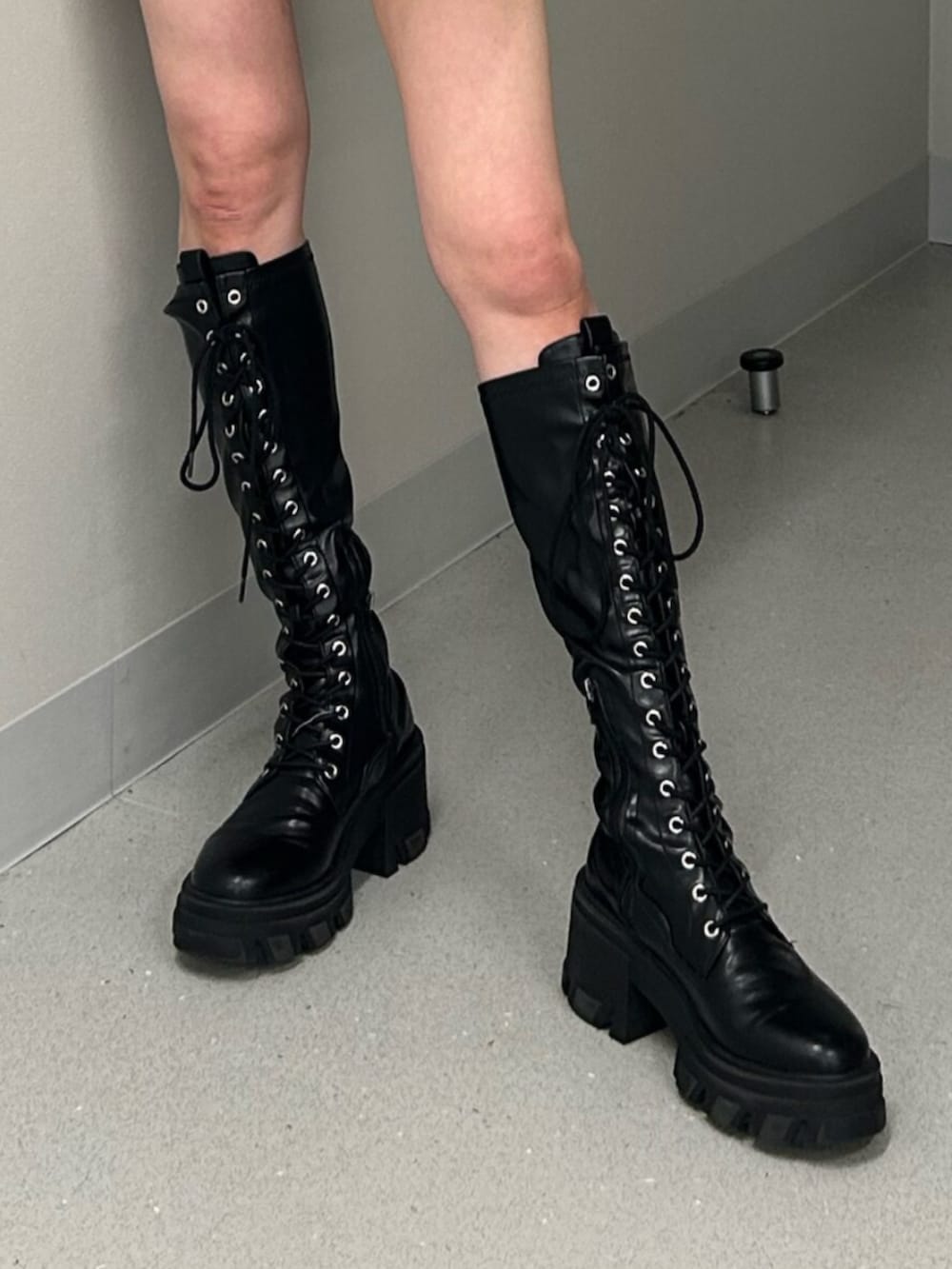 ブラック系のブーツ、ブラック系のその他パンツ、ブルー系のブルゾンを着用したレディースの秋コーディネートの7枚目の写真