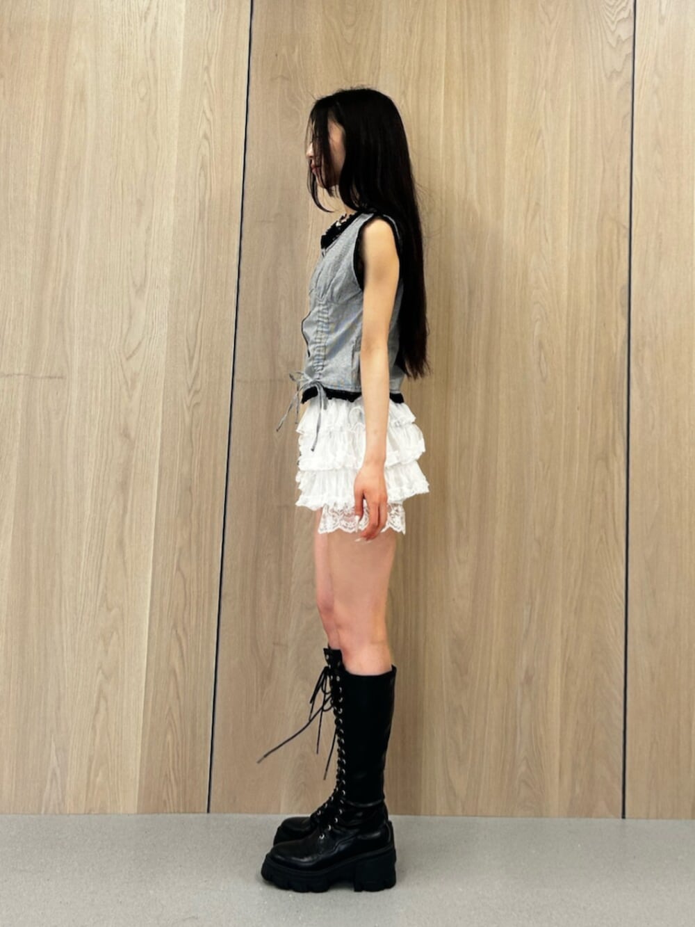 ブラック系のブーツ、ホワイト系のその他パンツ、ブラック系のシャツ/ブラウスを着用したレディースの夏コーディネートの2枚目の写真