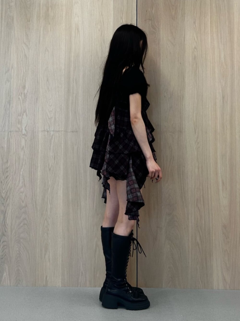 ブラック系のブーツ、ブラック系のその他パンツ、レッド系のワンピースを着用したレディースの夏コーディネートの2枚目の写真