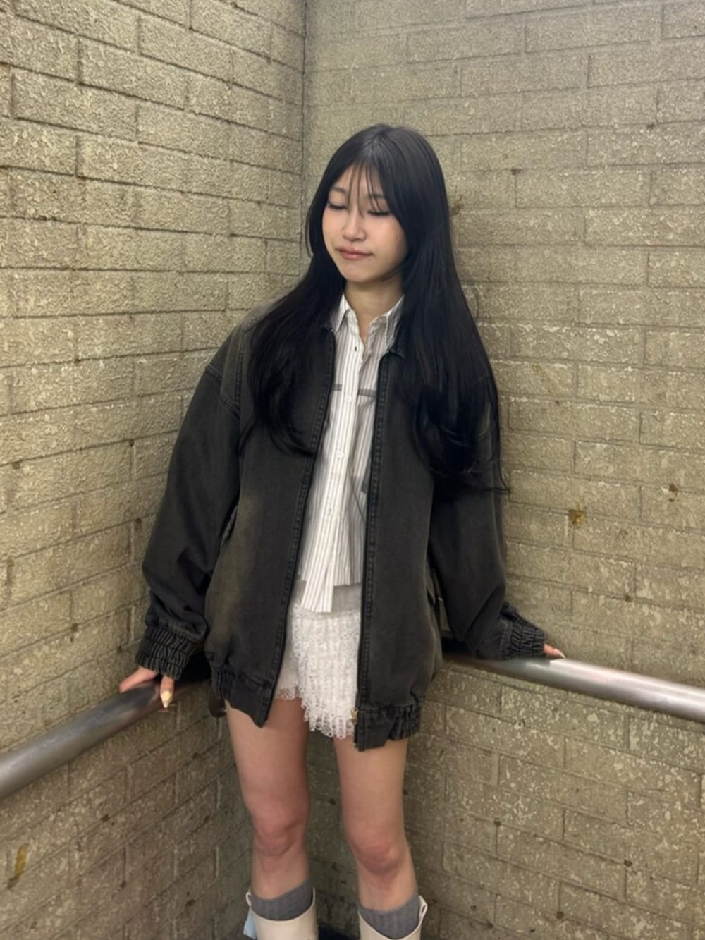 ブラック系のデニムジャケット、ホワイト系のシャツ/ブラウス、ホワイト系のその他パンツを着用したレディースの春コーディネートの4枚目の写真