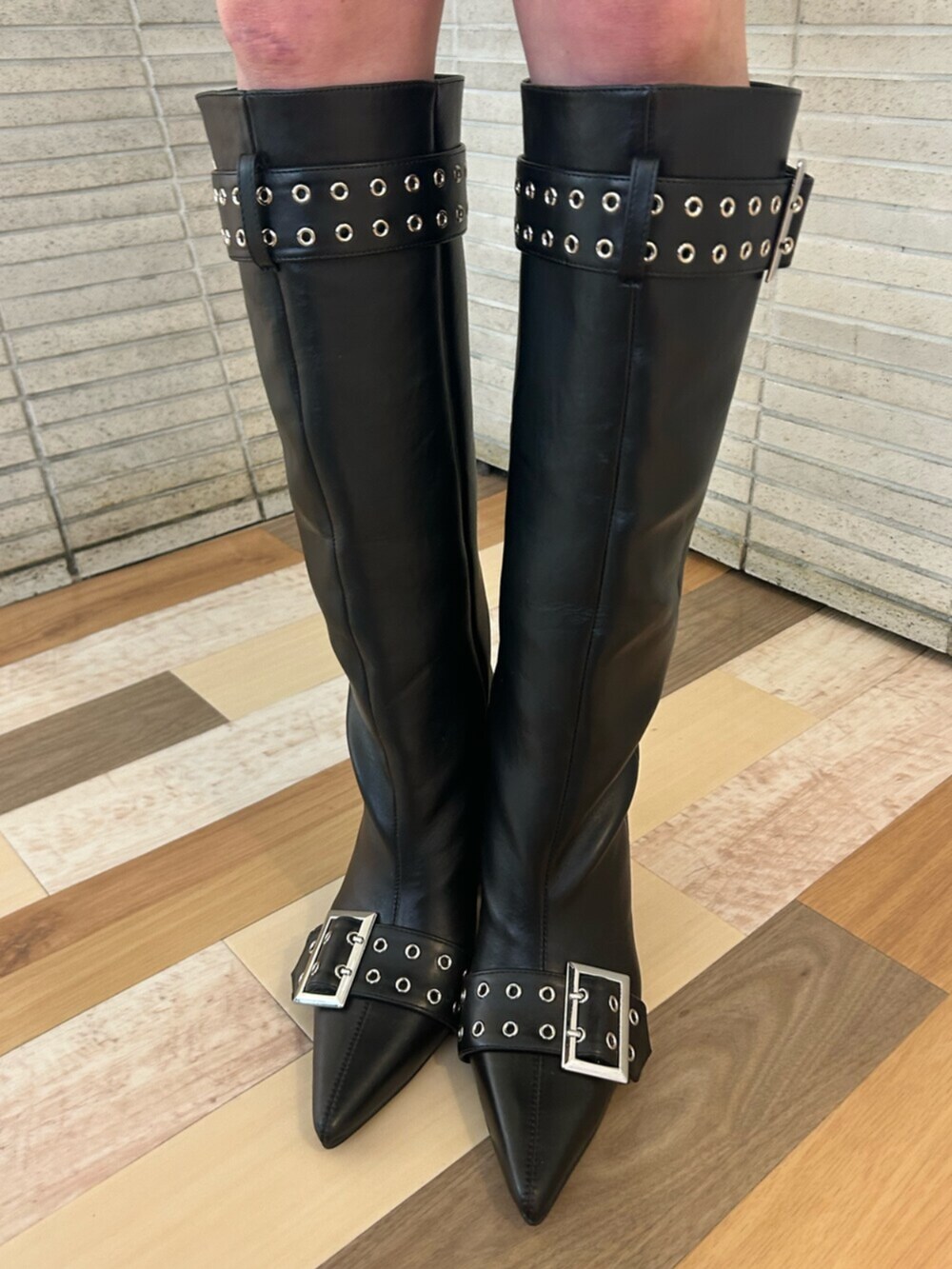 ブラック系のその他パンツ、ブラック系のニット/セーター、ブラック系のブーツを着用したレディースの冬コーディネートの7枚目の写真