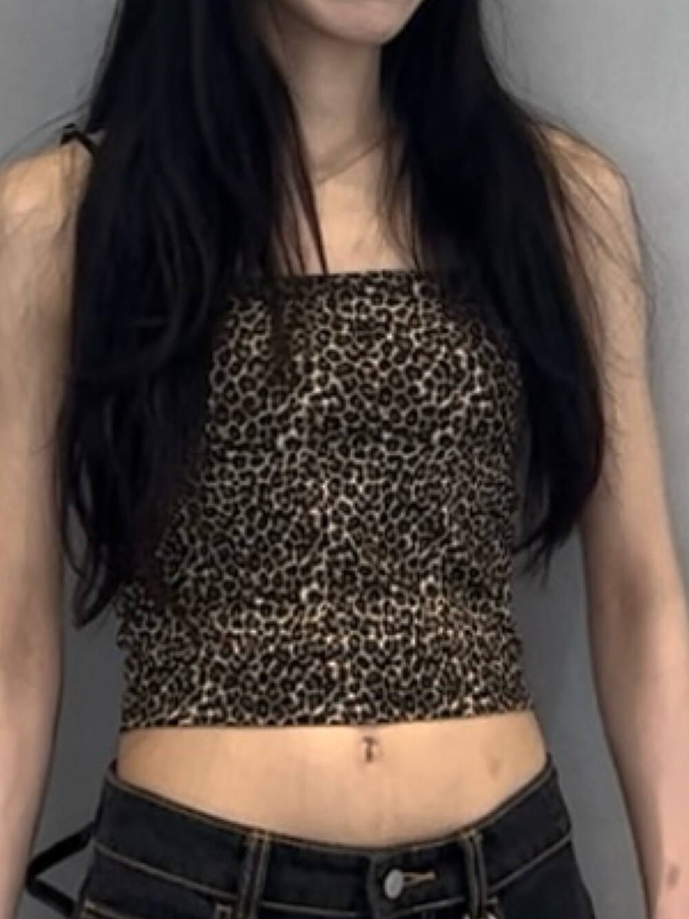 ブラウン系のキャミソール、ブラック系のデニムパンツ、ホワイト系のスニーカーを着用したレディースの春コーディネートの5枚目の写真