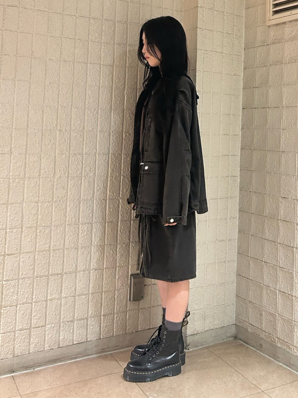 ブラック系のTシャツ/カットソー、ブラック系のデニムジャケット、ブラック系のデニムパンツを着用したレディースの秋コーディネートの2枚目の写真