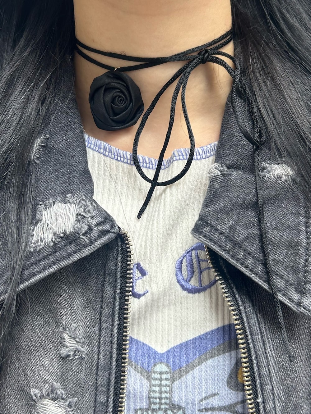 ホワイト系のTシャツ/カットソー、ブラック系のブルゾン、レッド系のハンドバッグを着用したレディースの秋コーディネートの5枚目の写真