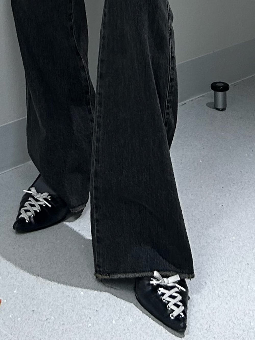 ブラック系のデニムパンツ、ホワイト系のキャミソール、ブラック系のカーディガン/ボレロを着用したレディースの夏コーディネートの9枚目の写真