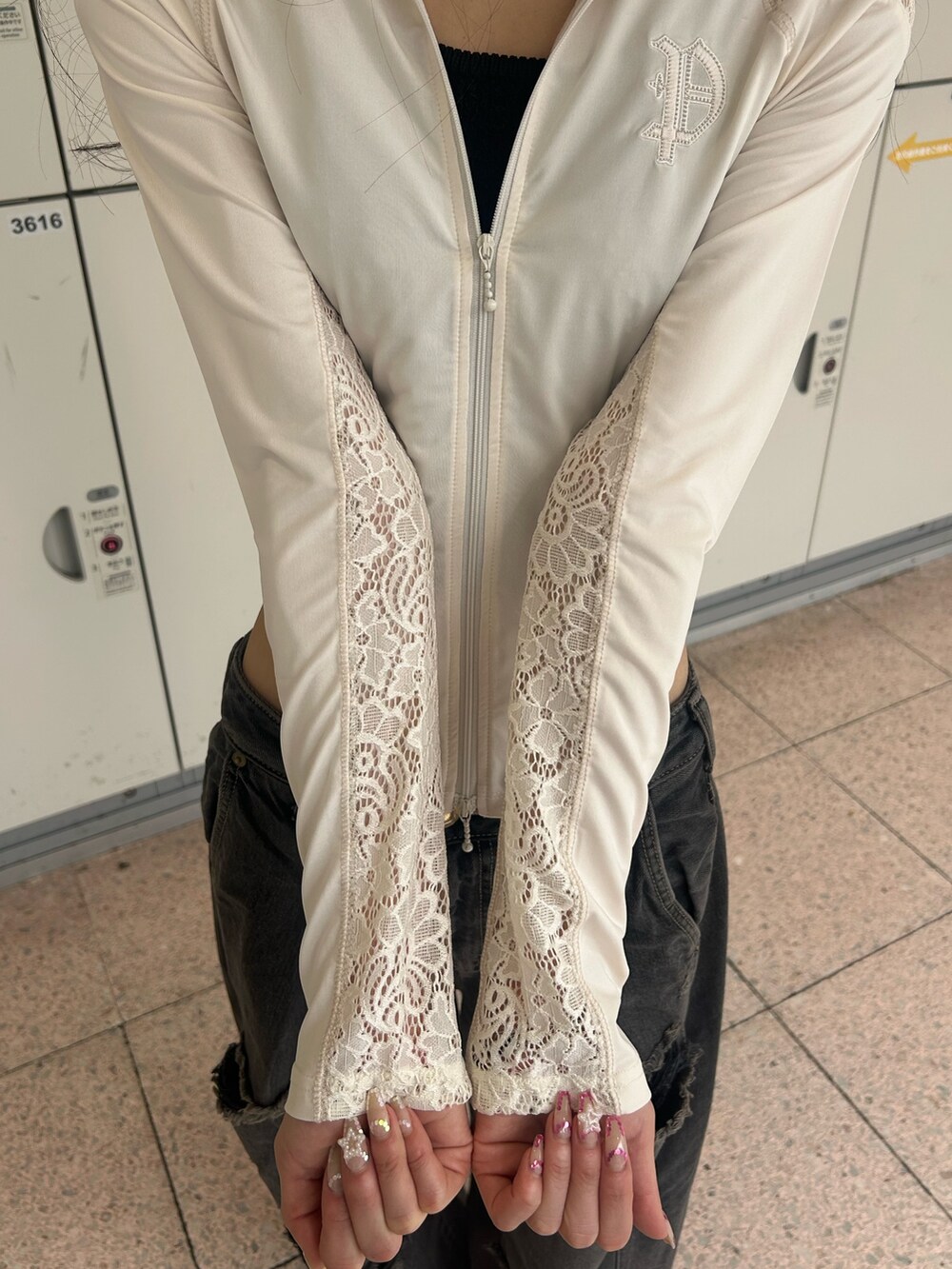 ホワイト系のTシャツ/カットソー、ブラック系のデニムパンツ、シルバー系のネックレスを着用したレディースの夏コーディネートの6枚目の写真