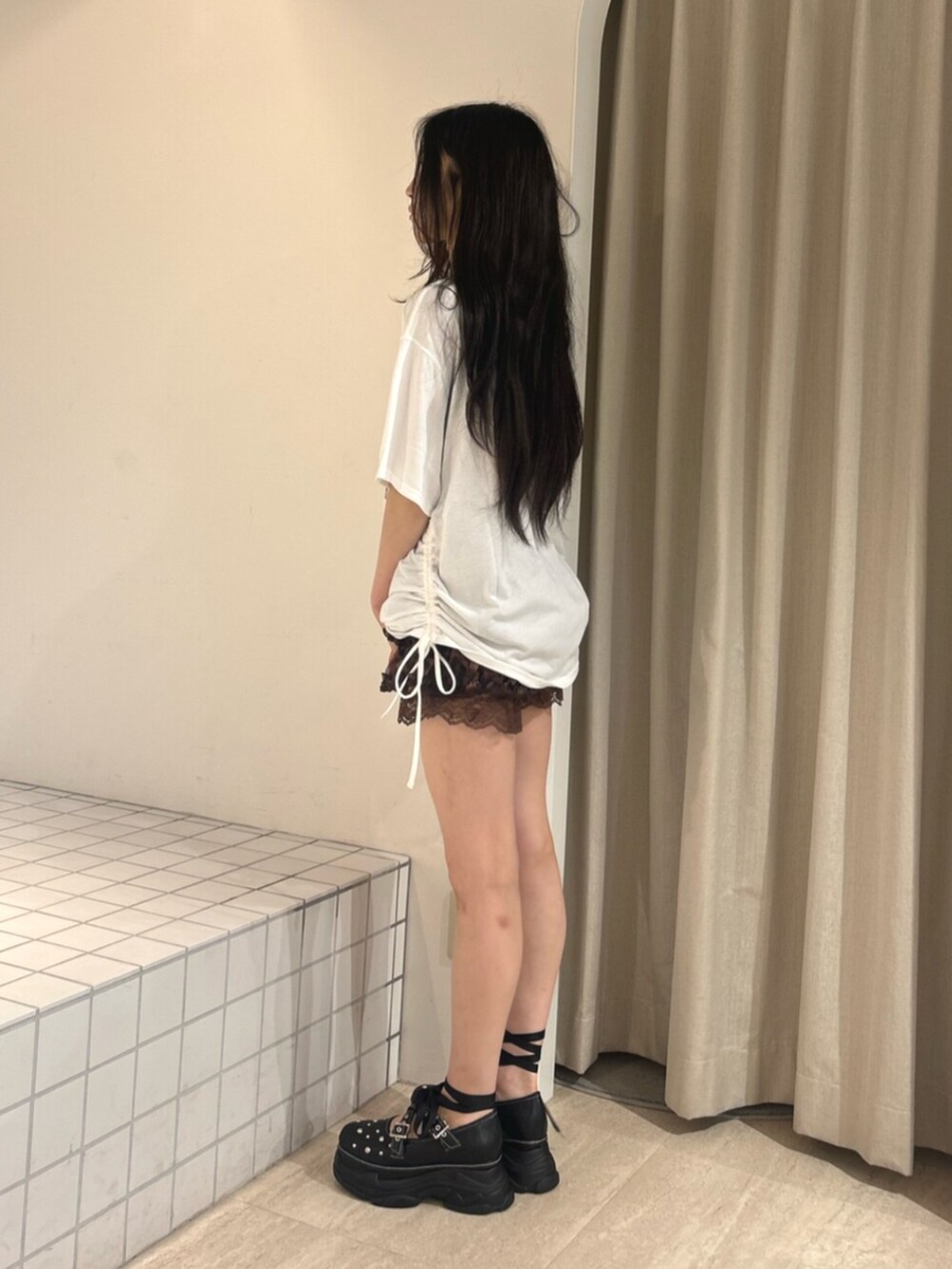 ブラウン系のその他パンツ、ブラック系のサンダル、ホワイト系のTシャツ/カットソーを着用したレディースの夏コーディネートの2枚目の写真