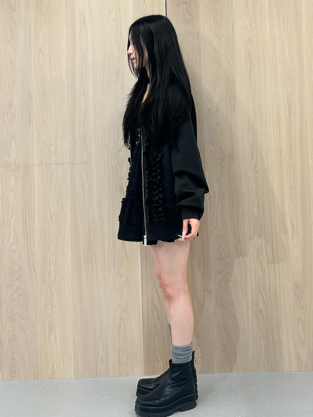 ブラック系のジャージ、ブラック系のワンピースを着用したレディースの春コーディネートの2枚目の写真