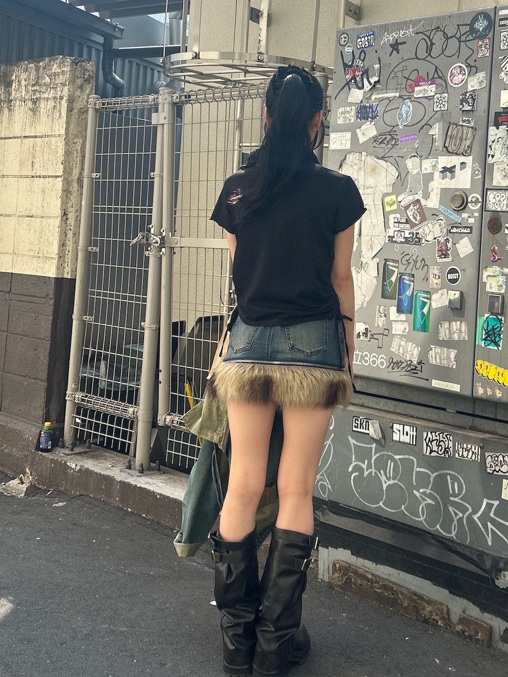 ブラック系のTシャツ/カットソー、ブラック系のブーツ、ブルー系のスカートを着用したレディースの夏コーディネートの3枚目の写真