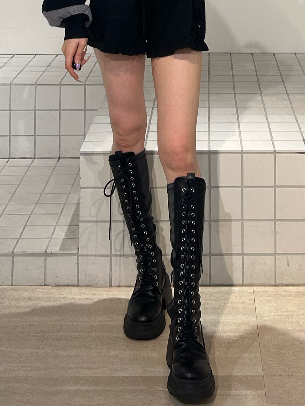ブラック系のその他パンツ、その他のニット/セーター、ブラック系のブーツを着用したレディースの秋コーディネートの6枚目の写真