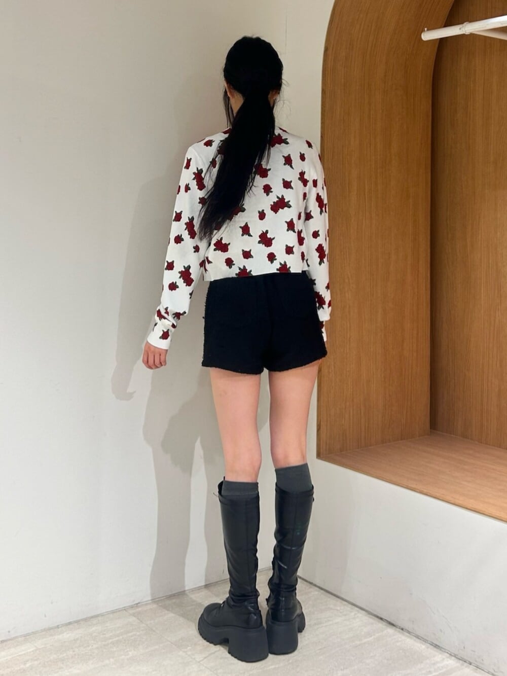 ブラック系のブーツ、ブラック系のその他パンツ、ホワイト系のカーディガン/ボレロを着用したレディースの春コーディネートの3枚目の写真