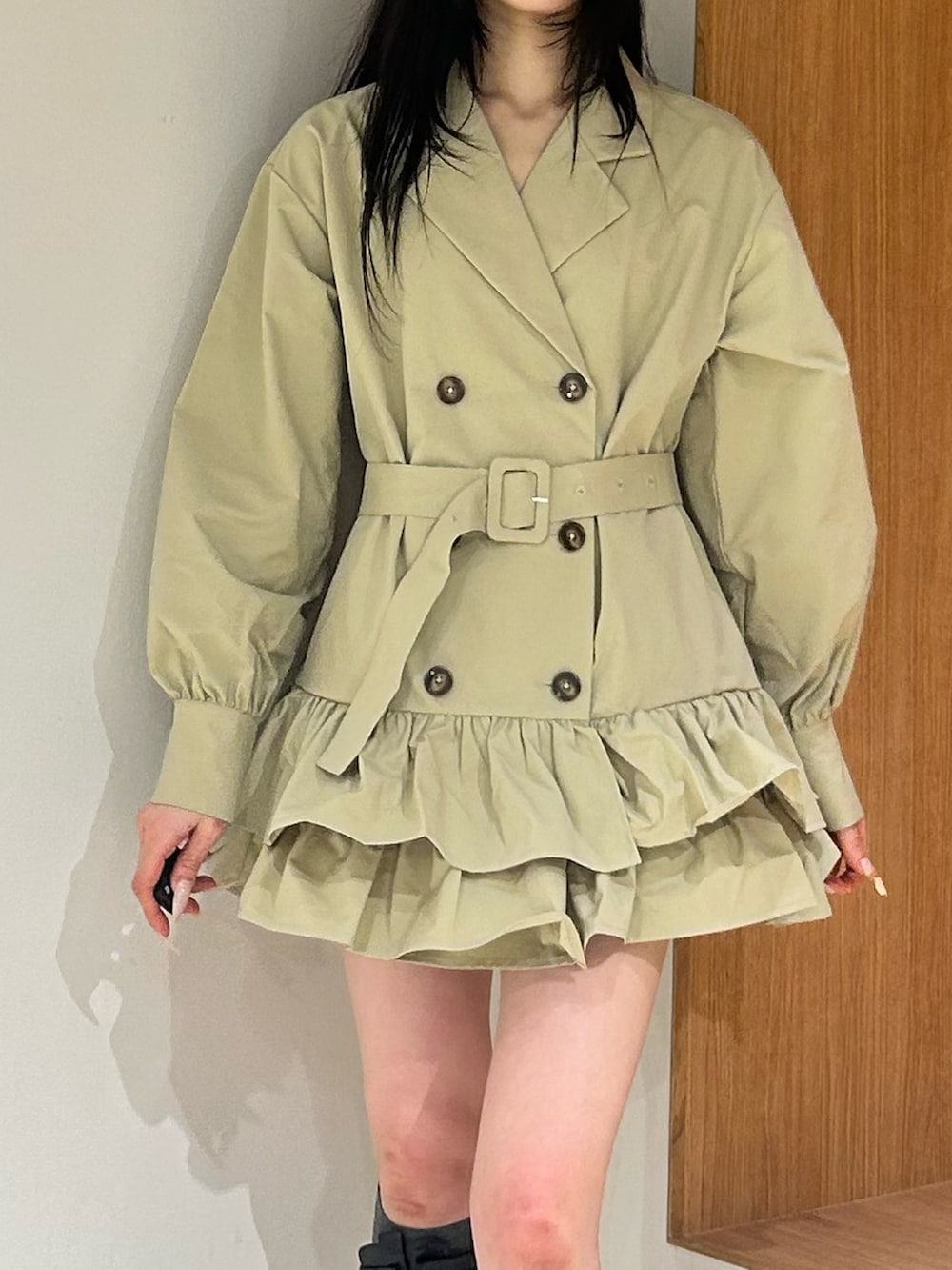 ベージュ系のワンピース、ブラック系のブーツを着用したレディースの冬コーディネートの5枚目の写真