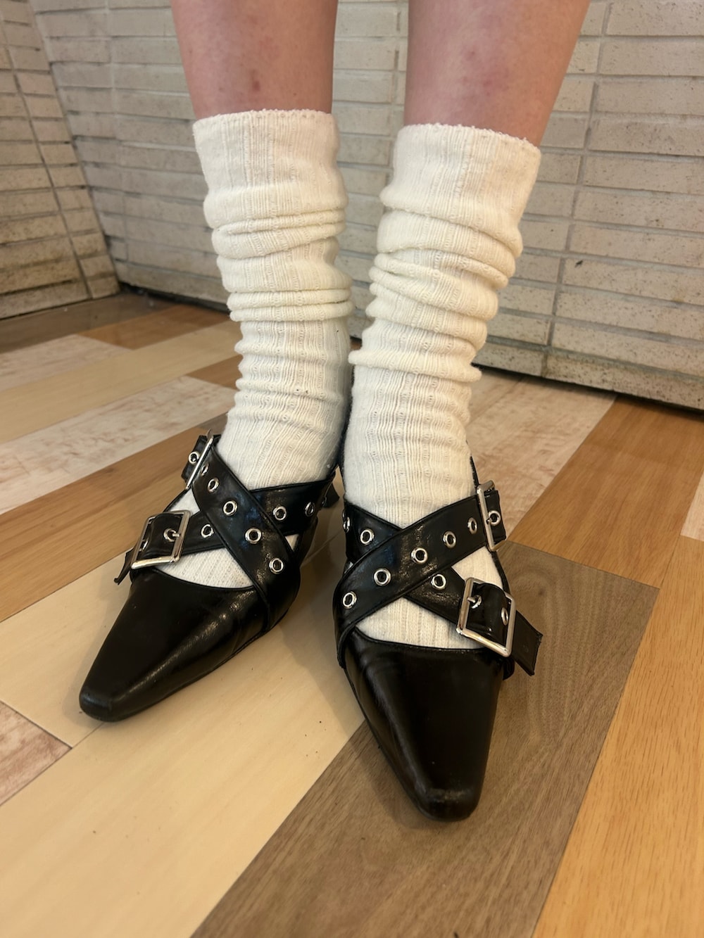 ブルー系のワンピース、ブラック系のパンプスを着用したレディースの冬コーディネートの7枚目の写真